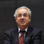 Ніл Прайс подає натхненну розповідь про вікінгів із несподіваних ракурсів — і блискуче справляється із завданням побачити їхній світ очима самих вікінгів, а не жертв їхніх набігів. Він показує світ, у якому боги, духи й люди співіснували, де жорстокість війни врівноважувалася мирним співжиттям — від Скандинавії аж до Гренландії і, хай й ненадовго, Північної Америки.